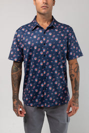 VAST Aqua Terra Multi Floral Tech Button Up 模特兒穿著展示 海軍藍