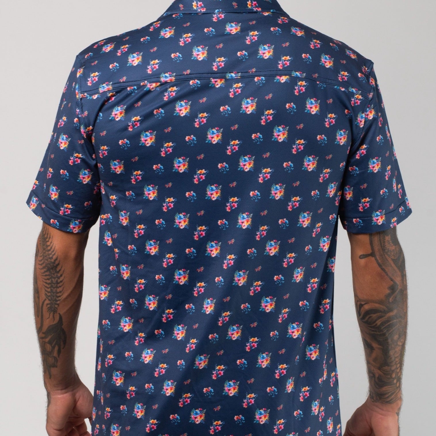 VAST Aqua Terra Multi Floral Tech Button Up 模特兒穿著展示 海軍藍