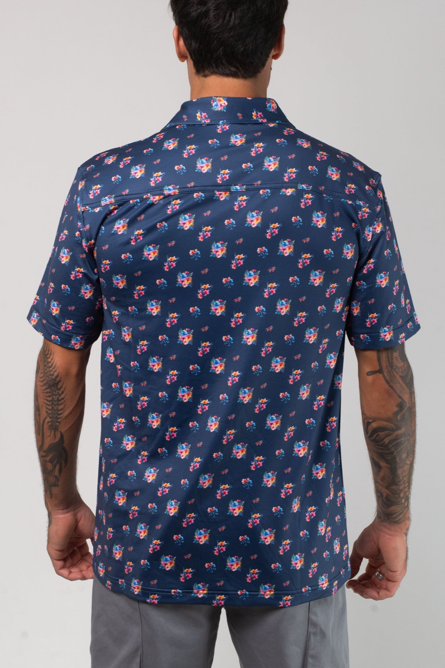 VAST Aqua Terra Multi Floral Tech Button Up 模特兒穿著展示 海軍藍