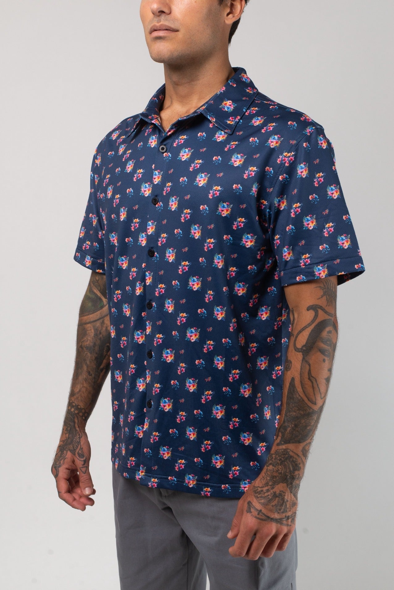 VAST Aqua Terra Multi Floral Tech Button Up 模特兒穿著展示 海軍藍
