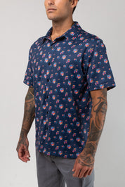 VAST Aqua Terra Multi Floral Tech Button Up 模特兒穿著展示 海軍藍