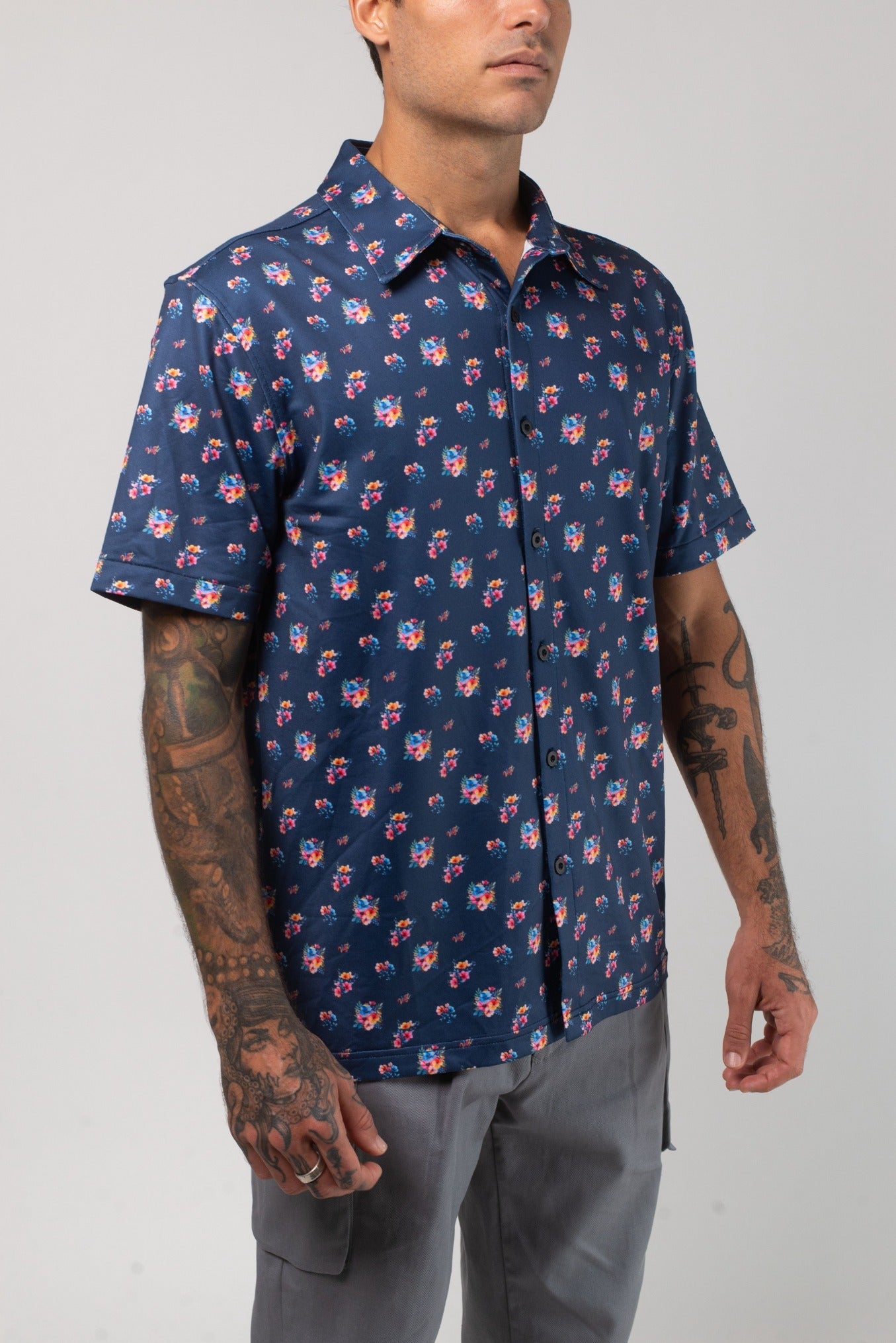 VAST Aqua Terra Multi Floral Tech Button Up 模特兒穿著展示 海軍藍
