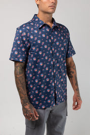 VAST Aqua Terra Multi Floral Tech Button Up 模特兒穿著展示 海軍藍