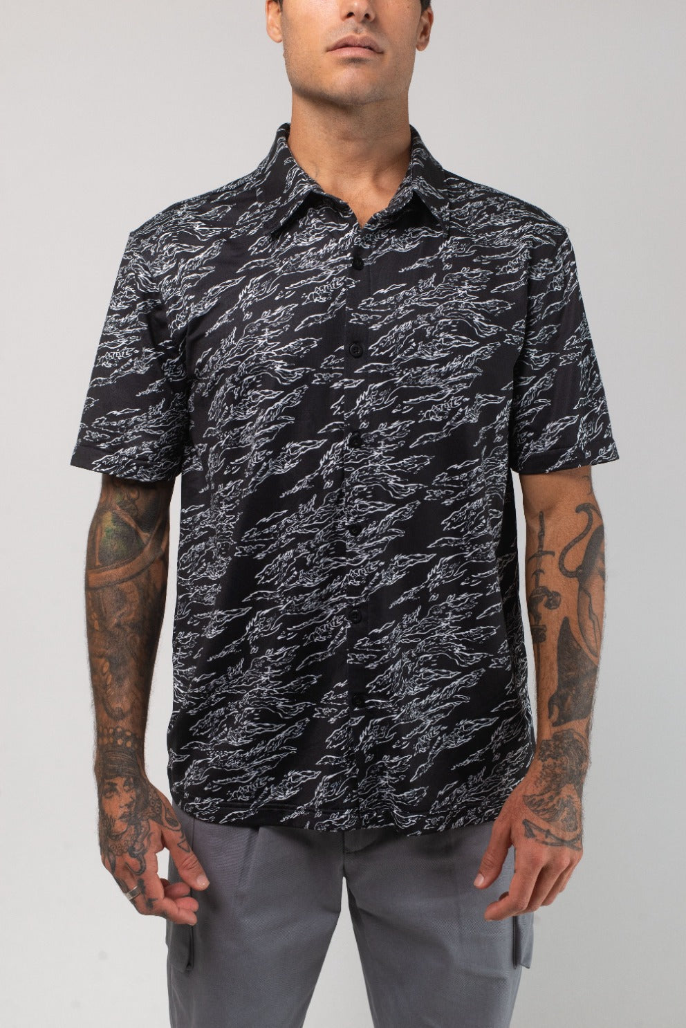VAST Aqua Terra Midnight Camo Tech Button Up 午夜迷彩機能短袖襯衫－模特兒正面穿著