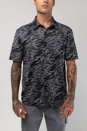 VAST Aqua Terra Midnight Camo Tech Button Up 午夜迷彩機能短袖襯衫－模特兒正面穿著