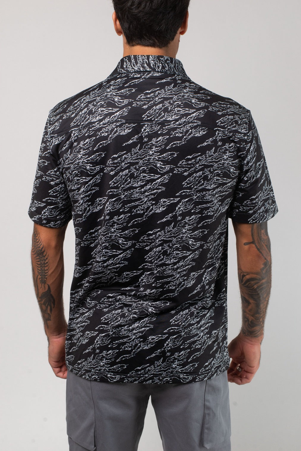 VAST Aqua Terra Midnight Camo Tech Button Up 午夜迷彩機能短袖襯衫－模特兒背面穿著