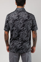 VAST Aqua Terra Midnight Camo Tech Button Up 午夜迷彩機能短袖襯衫－模特兒背面穿著
