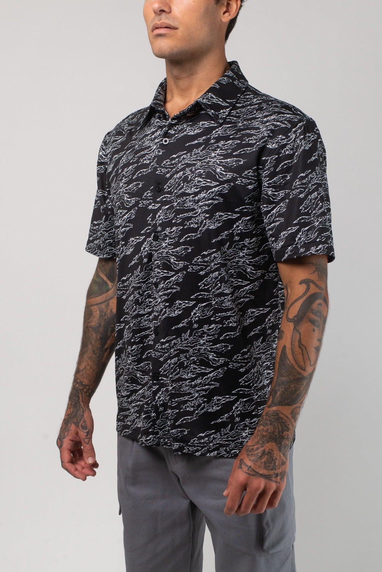 VAST Aqua Terra Midnight Camo Tech Button Up 午夜迷彩機能短袖襯衫－模特兒側面穿著