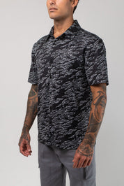 VAST Aqua Terra Midnight Camo Tech Button Up 午夜迷彩機能短袖襯衫－模特兒側面穿著
