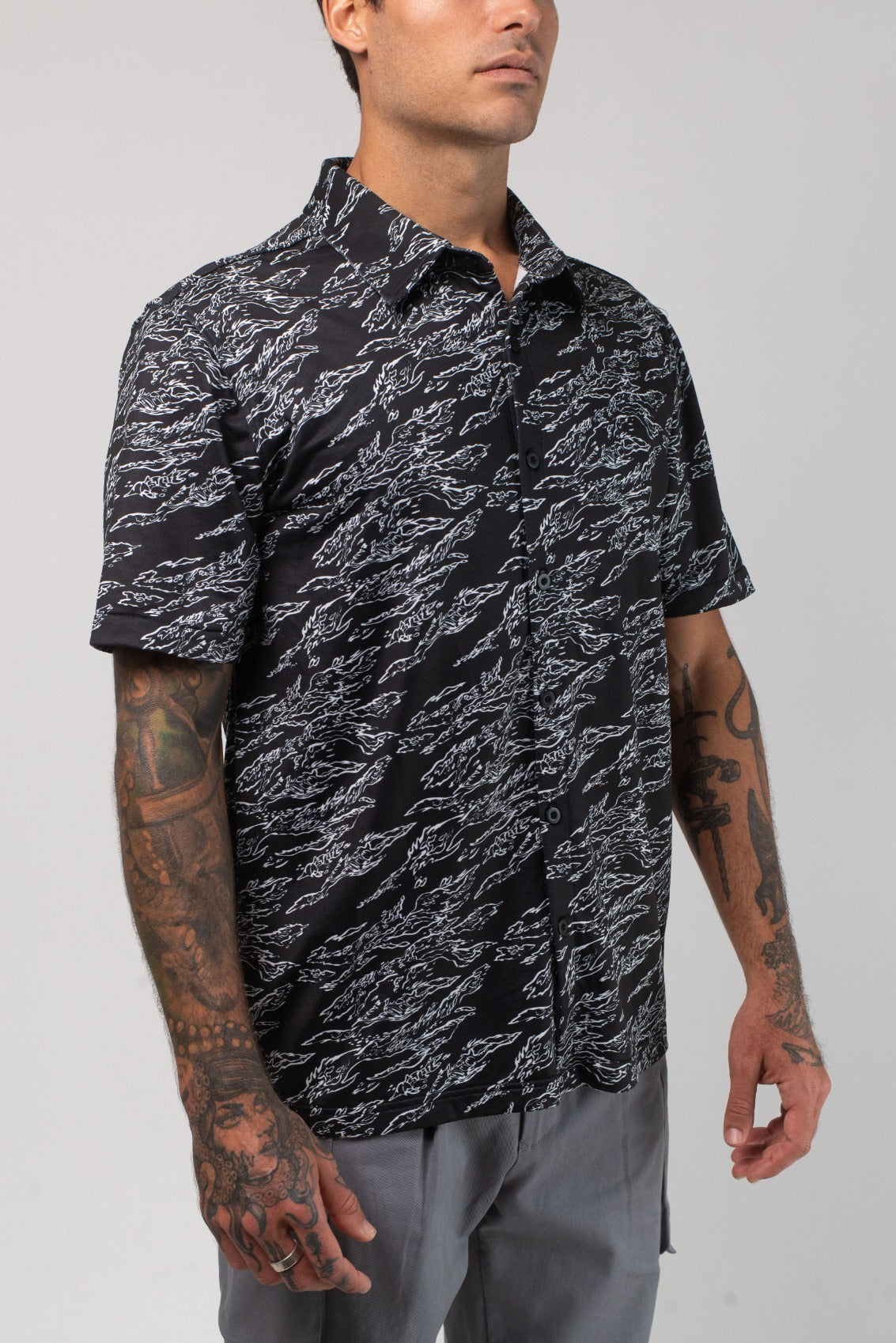 VAST Aqua Terra Midnight Camo Tech Button Up 午夜迷彩機能短袖襯衫－模特兒穿著細節