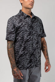 VAST Aqua Terra Midnight Camo Tech Button Up 午夜迷彩機能短袖襯衫－模特兒穿著細節