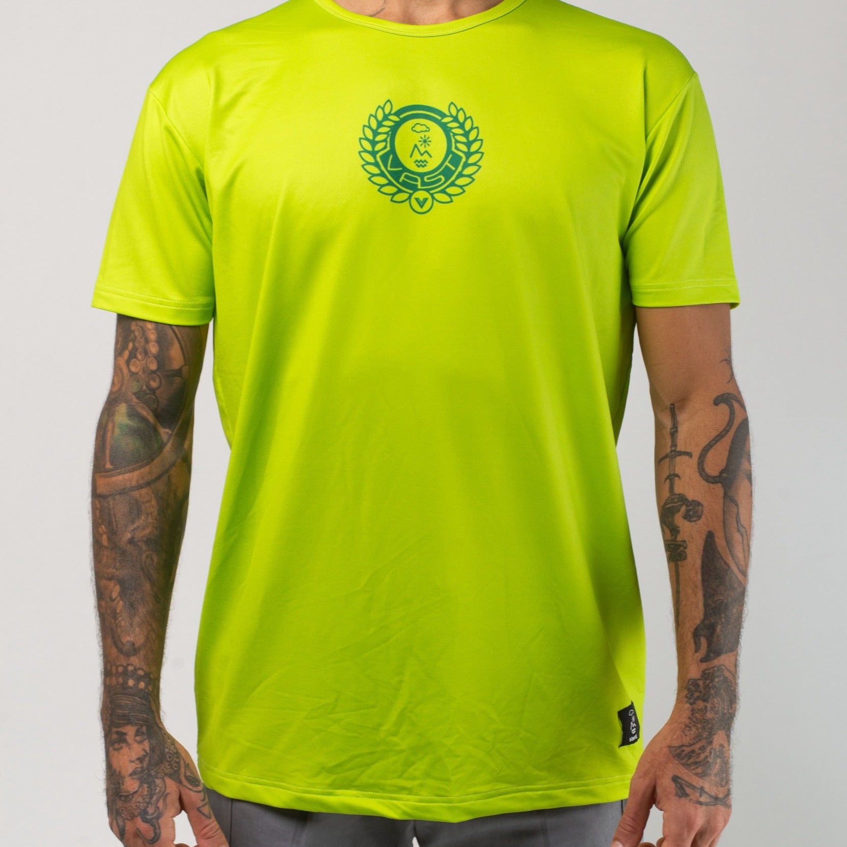 VAST Aqua Terra United Elements Tech Tee 模特兒穿著展示 萊姆綠