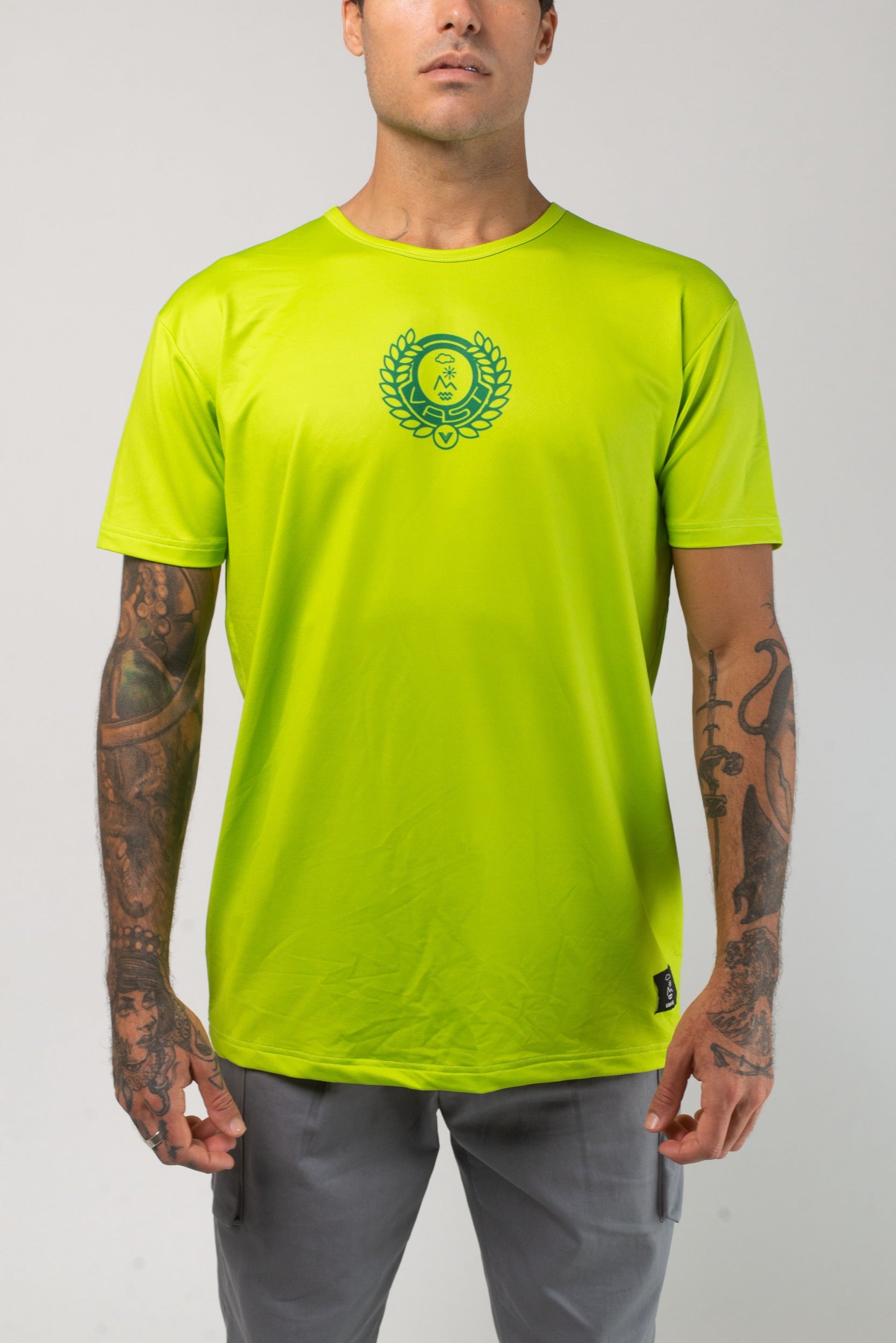 VAST Aqua Terra United Elements Tech Tee 模特兒穿著展示 萊姆綠