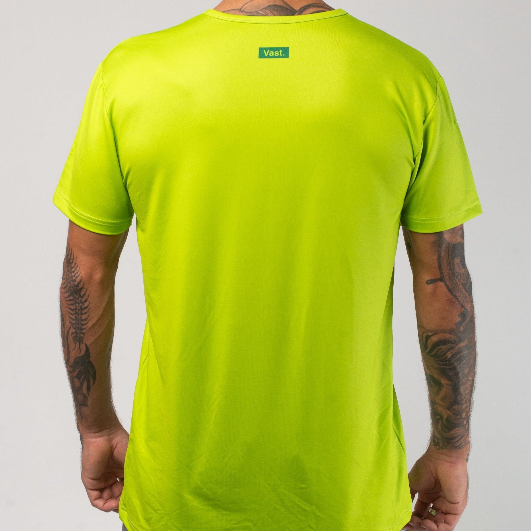 VAST Aqua Terra United Elements Tech Tee 模特兒穿著展示 萊姆綠