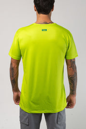 VAST Aqua Terra United Elements Tech Tee 模特兒穿著展示 萊姆綠