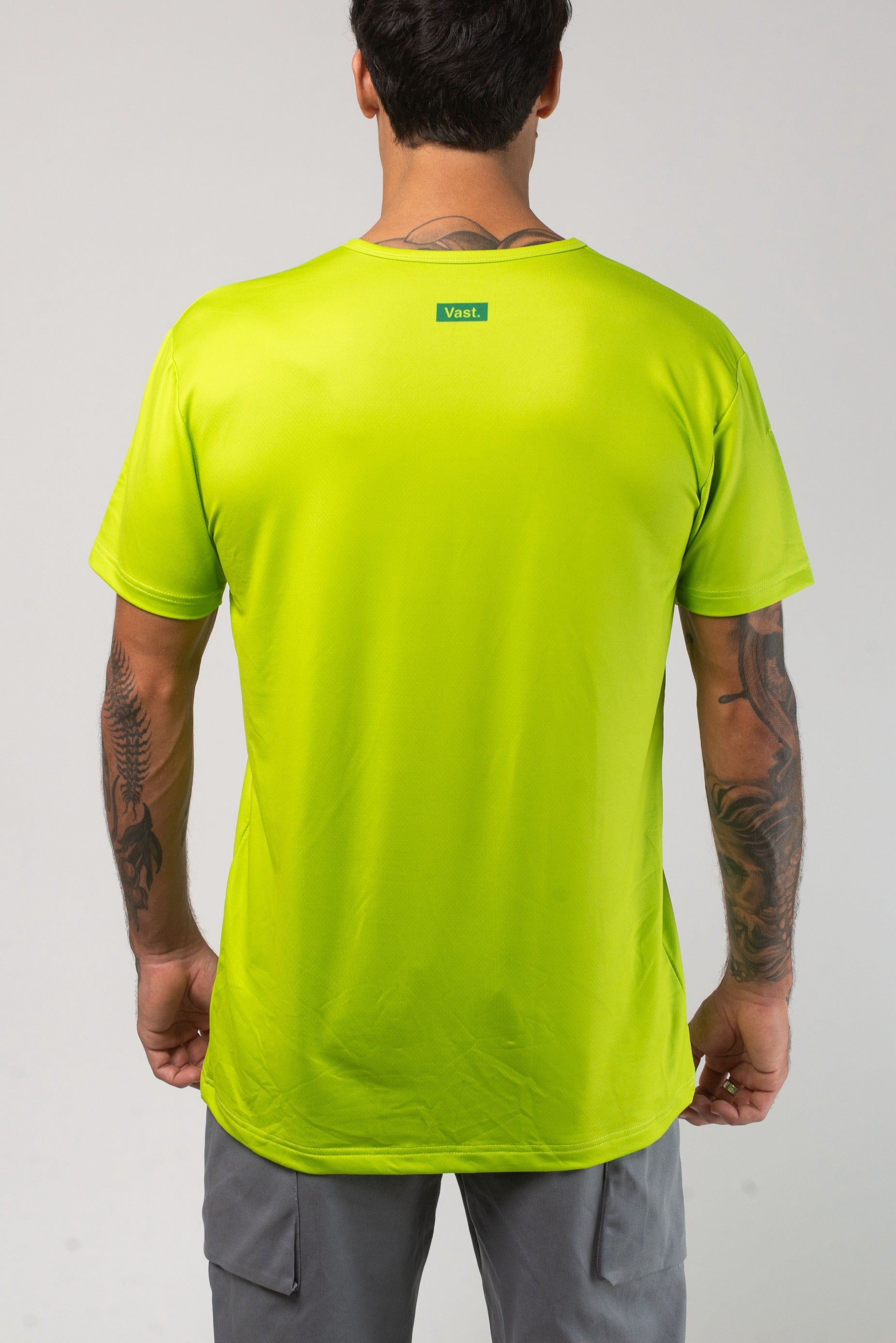 VAST Aqua Terra United Elements Tech Tee 模特兒穿著展示 萊姆綠