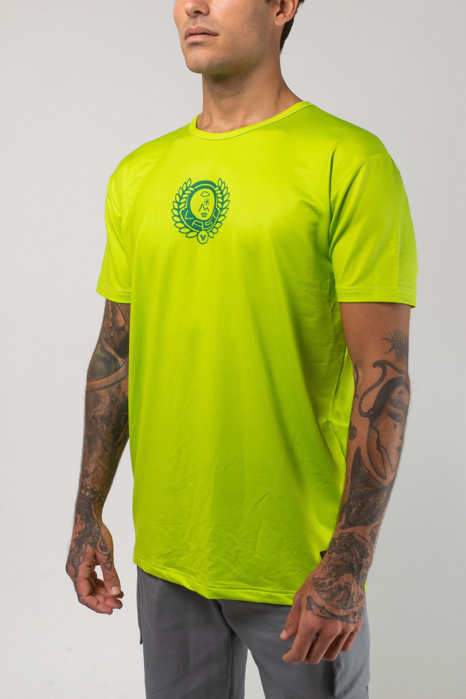 VAST Aqua Terra United Elements Tech Tee 模特兒穿著展示 萊姆綠