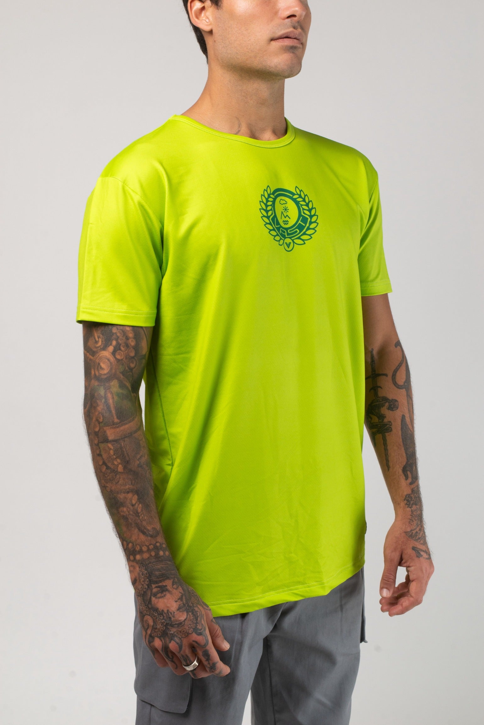 VAST Aqua Terra United Elements Tech Tee 模特兒穿著展示 萊姆綠