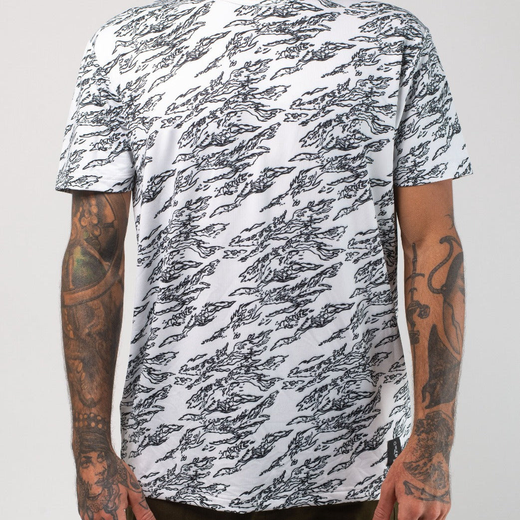 VAST Aqua Terra Shadow Camo Tech Tee 模特兒穿著展示 白色