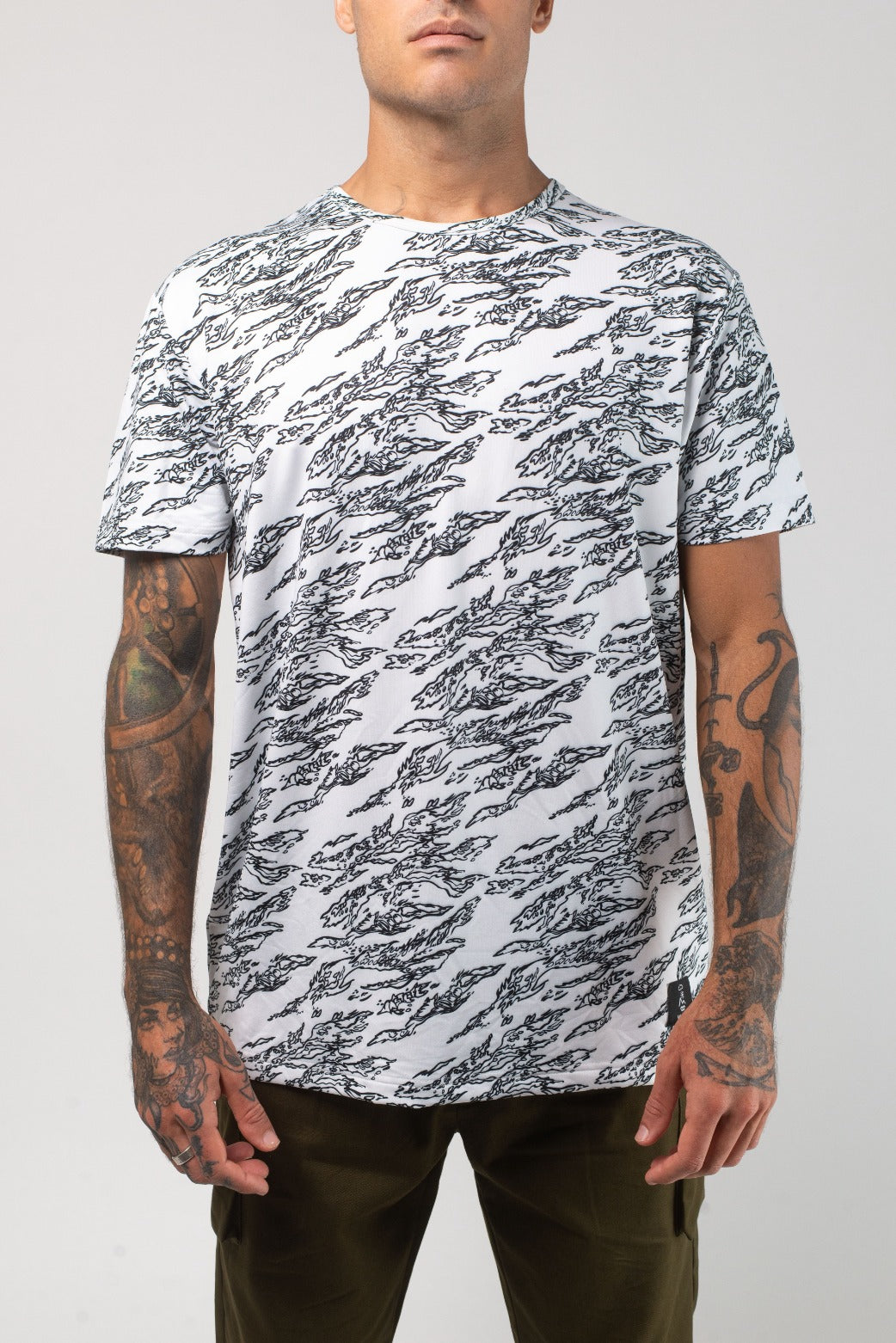 VAST Aqua Terra Shadow Camo Tech Tee 模特兒穿著展示 白色