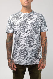 VAST Aqua Terra Shadow Camo Tech Tee 模特兒穿著展示 白色