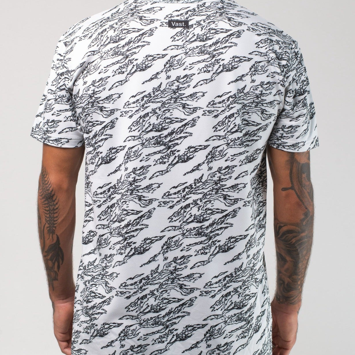 VAST Aqua Terra Shadow Camo Tech Tee 模特兒穿著展示 白色