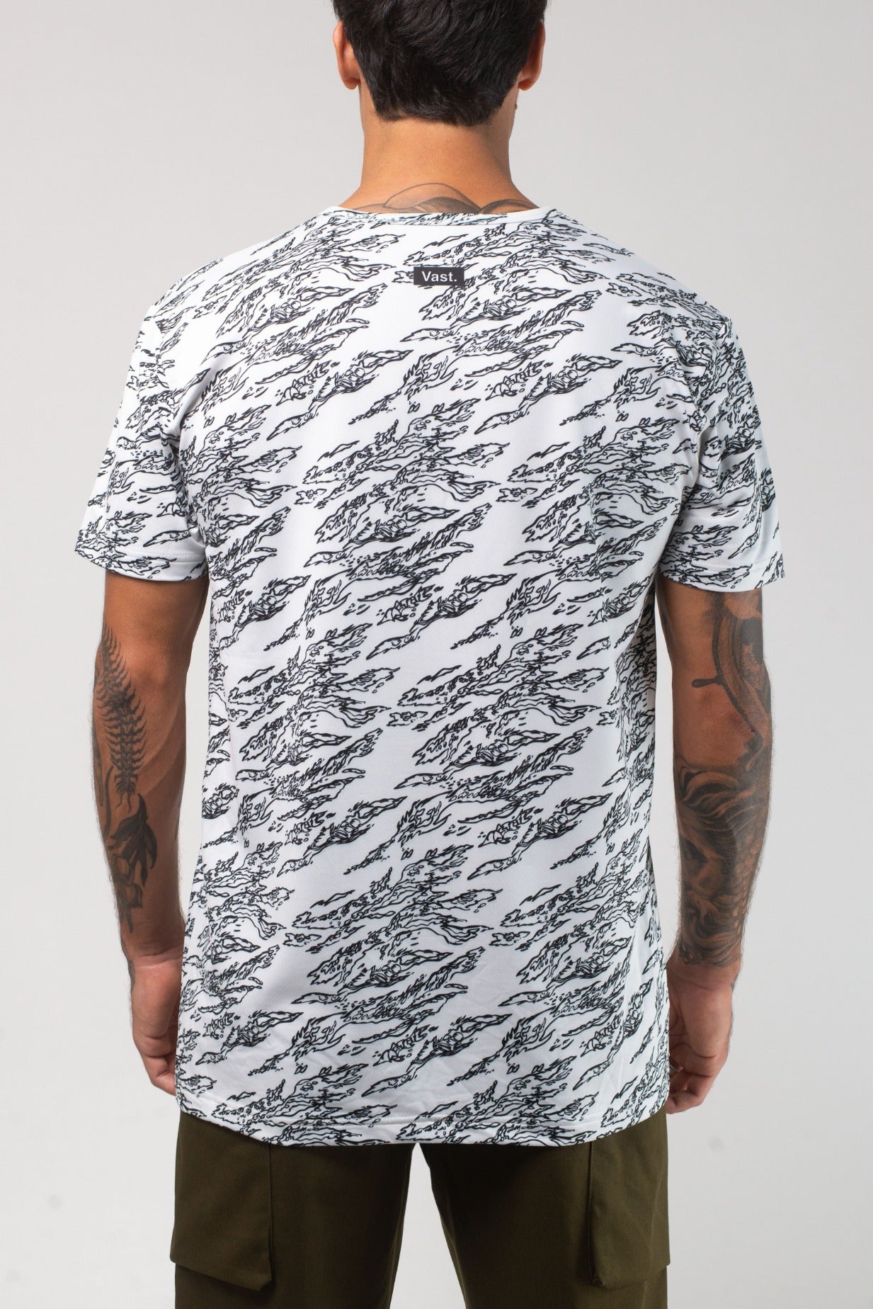 VAST Aqua Terra Shadow Camo Tech Tee 模特兒穿著展示 白色