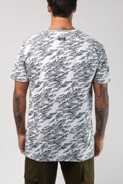 VAST Aqua Terra Shadow Camo Tech Tee 模特兒穿著展示 白色