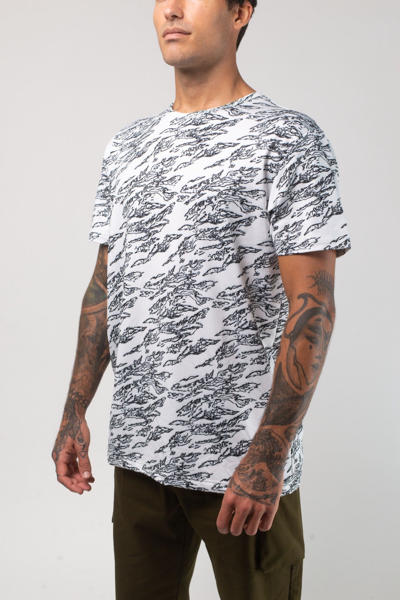 VAST Aqua Terra Shadow Camo Tech Tee 模特兒穿著展示 白色