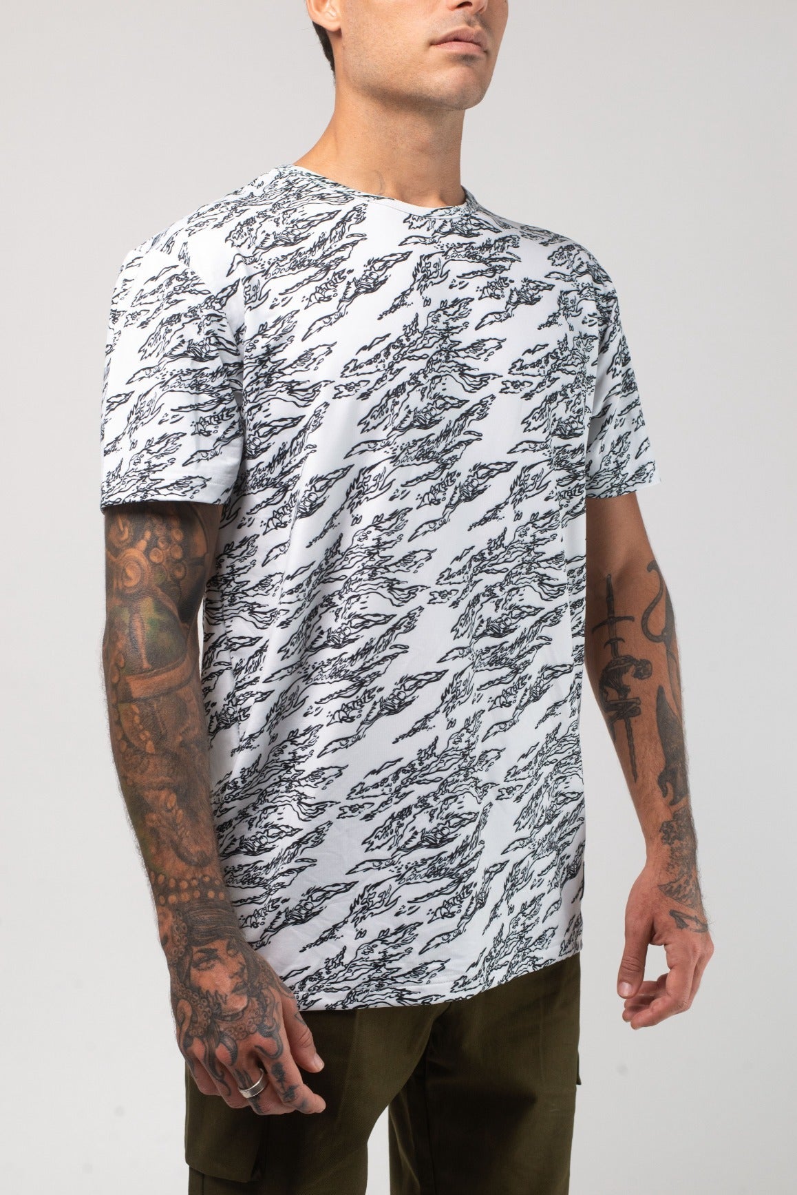 VAST Aqua Terra Shadow Camo Tech Tee 模特兒穿著展示 白色