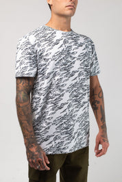 VAST Aqua Terra Shadow Camo Tech Tee 模特兒穿著展示 白色