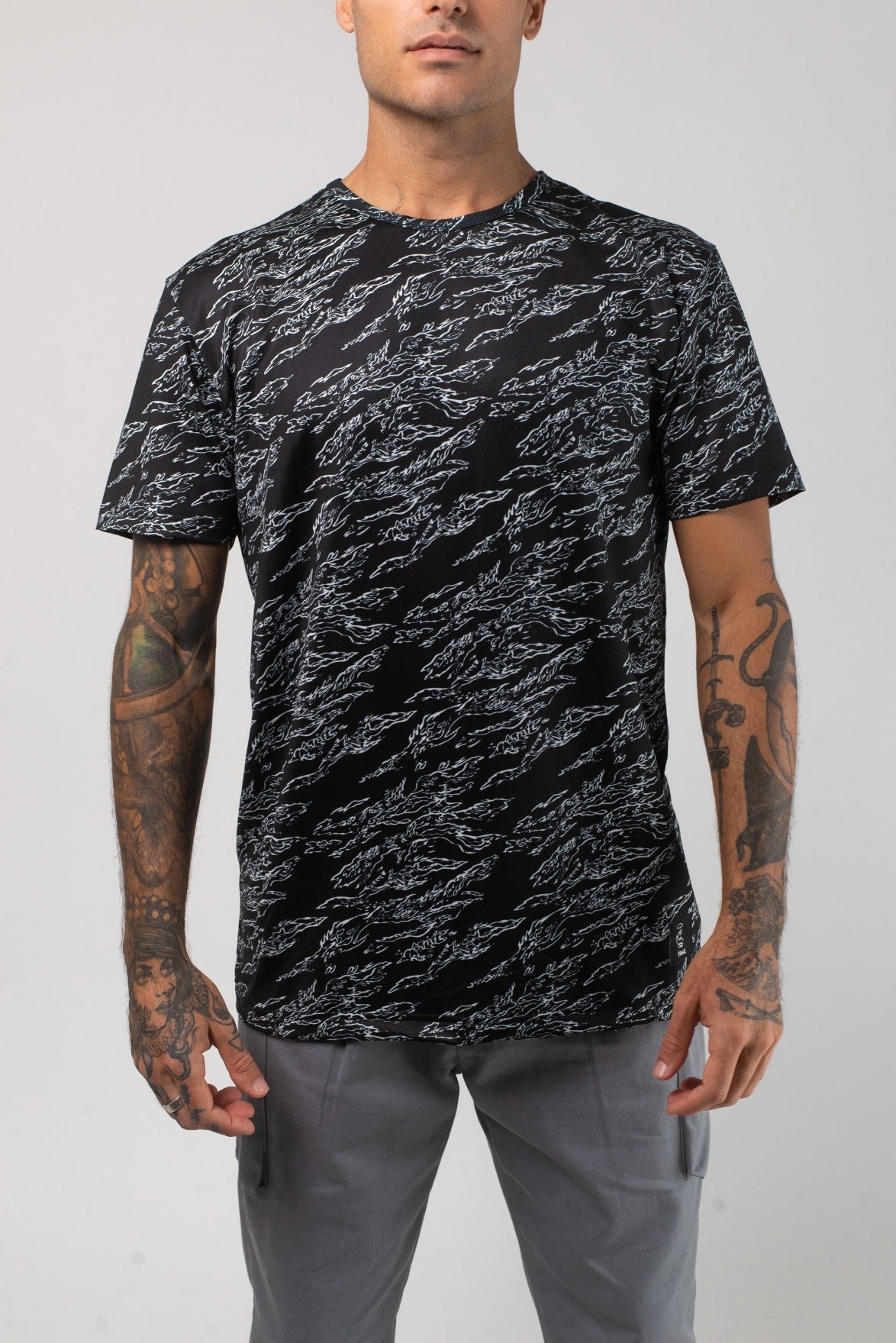 VAST Aqua Terra Shadow Camo Tech Tee 模特兒穿著展示 黑色