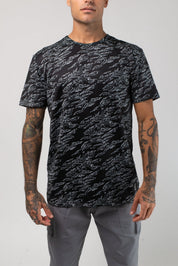 VAST Aqua Terra Shadow Camo Tech Tee 模特兒穿著展示 黑色