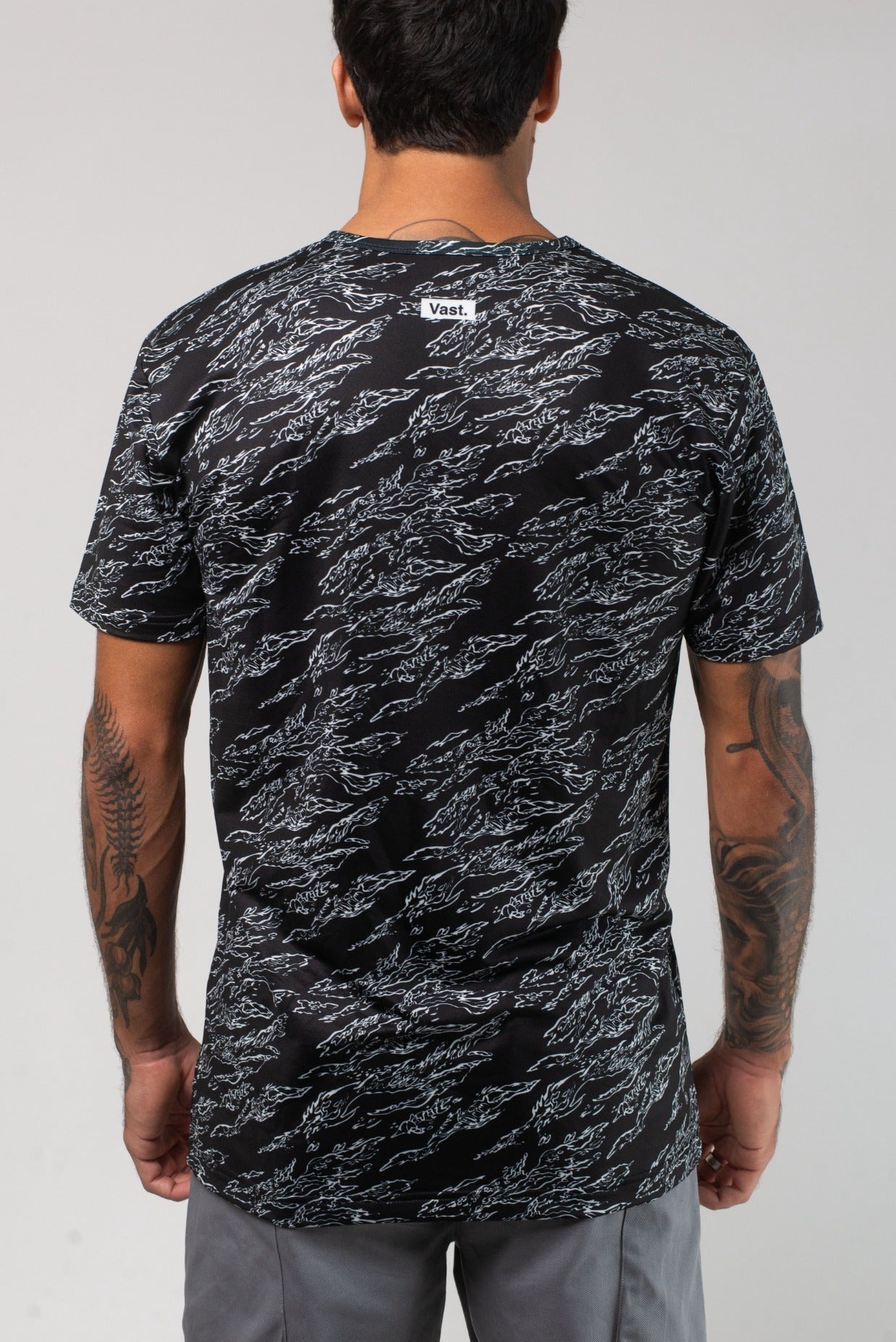 VAST Aqua Terra Shadow Camo Tech Tee 模特兒穿著展示 黑色