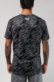 VAST Aqua Terra Shadow Camo Tech Tee 模特兒穿著展示 黑色