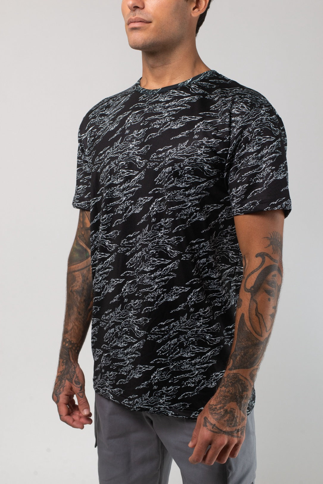 VAST Aqua Terra Shadow Camo Tech Tee 模特兒穿著展示 黑色