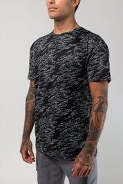 VAST Aqua Terra Shadow Camo Tech Tee 模特兒穿著展示 黑色