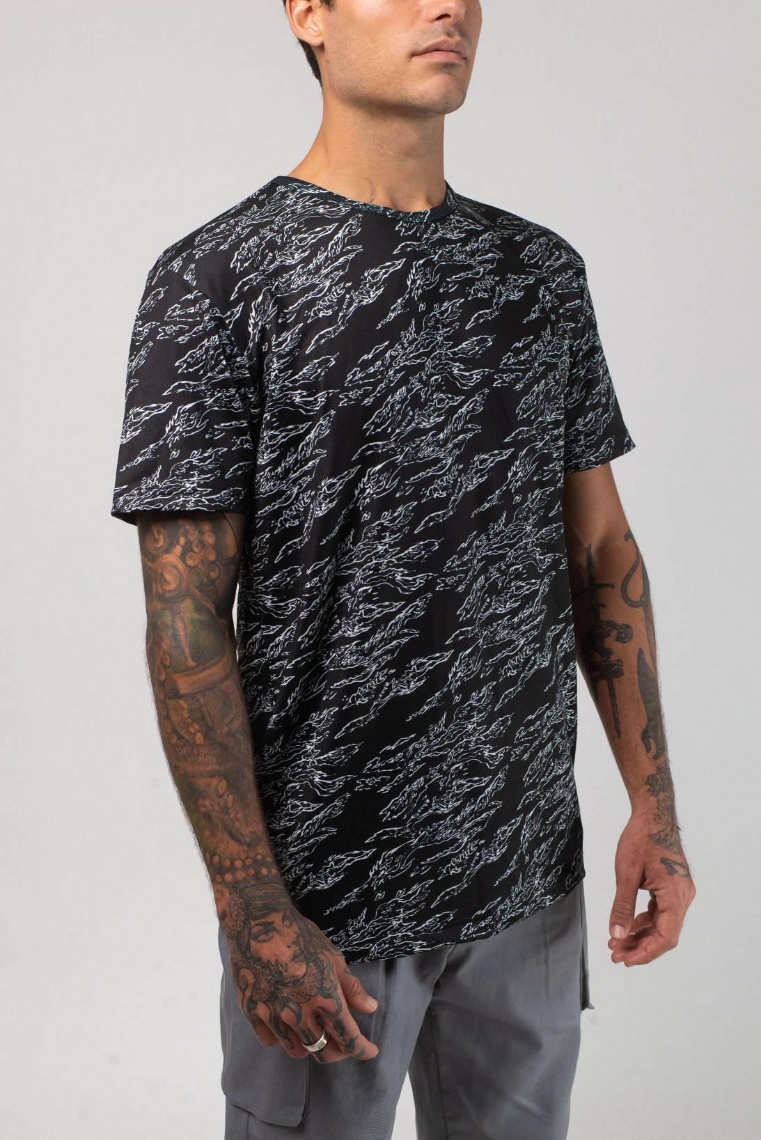 VAST Aqua Terra Shadow Camo Tech Tee 模特兒穿著展示 黑色