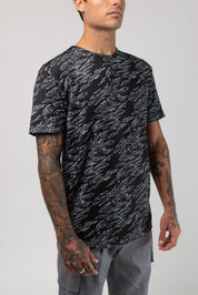 VAST Aqua Terra Shadow Camo Tech Tee 模特兒穿著展示 黑色