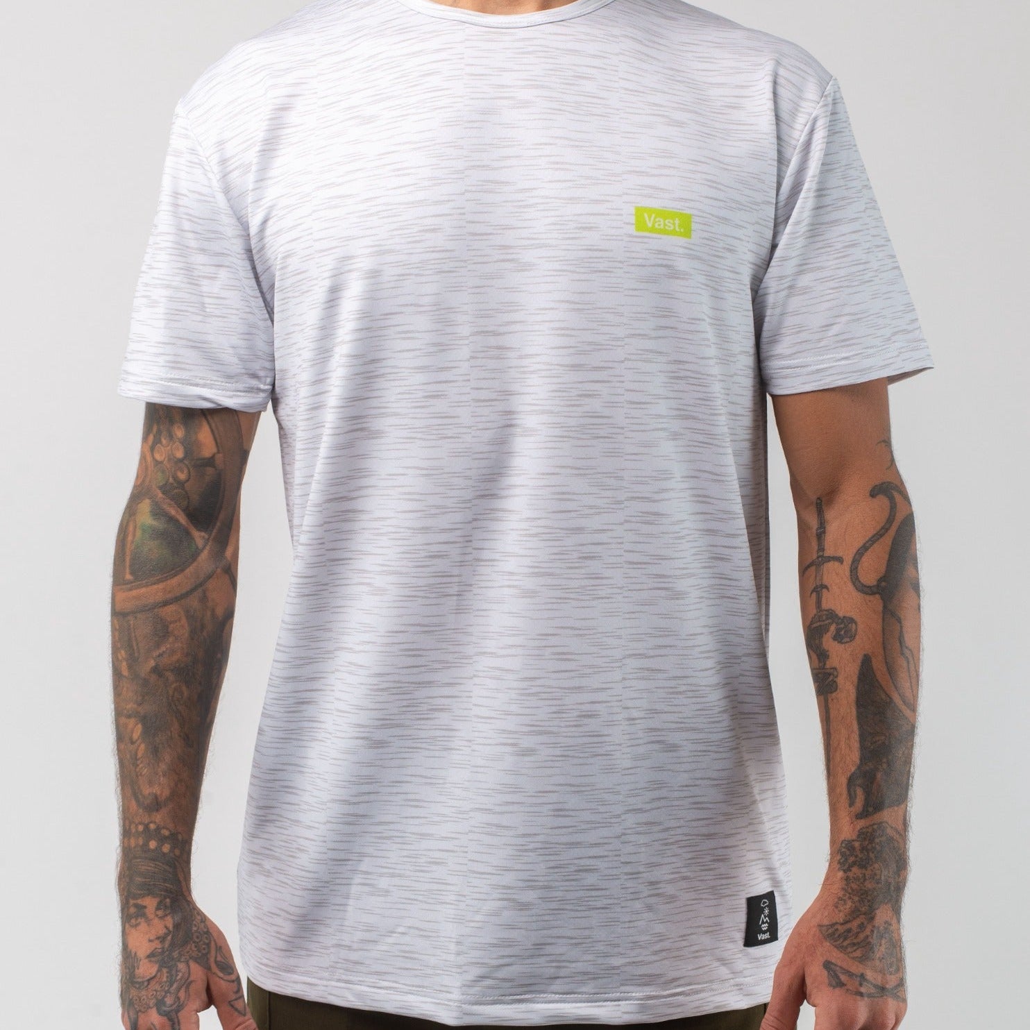 VAST Aqua Terra Elements Tech Tee 模特兒穿著展示 淺灰色
