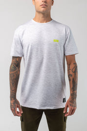 VAST Aqua Terra Elements Tech Tee 模特兒穿著展示 淺灰色
