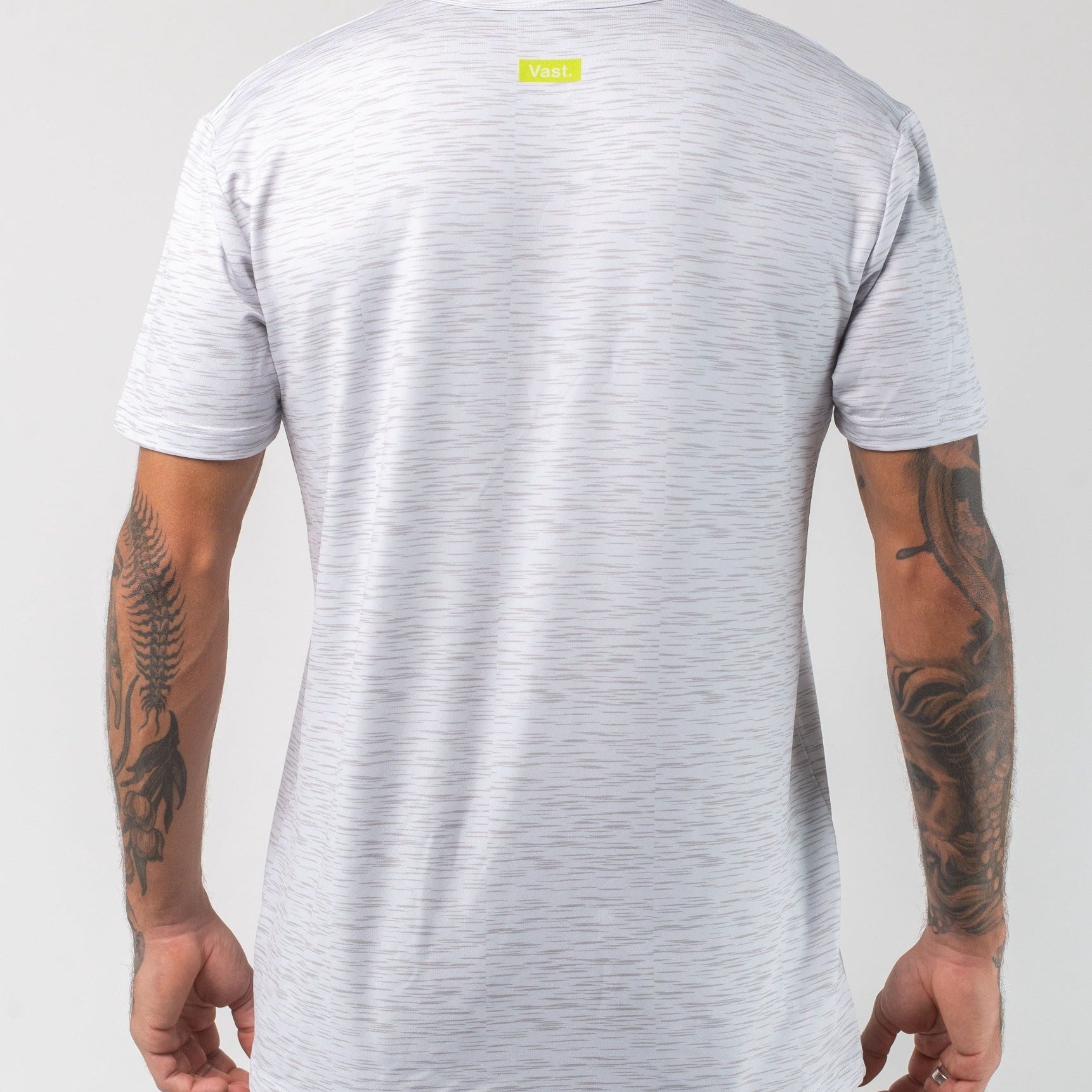 VAST Aqua Terra Elements Tech Tee 模特兒穿著展示 淺灰色