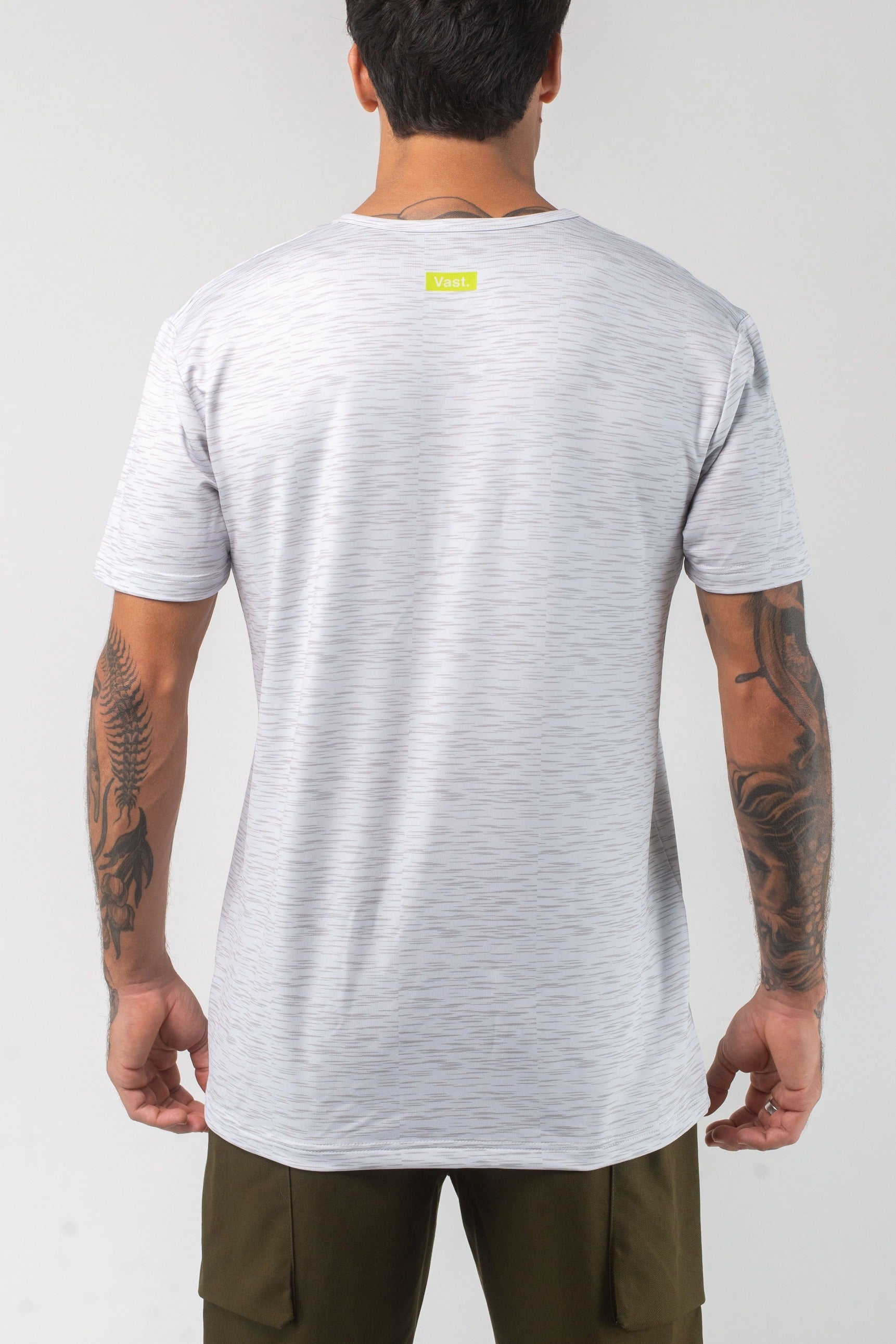 VAST Aqua Terra Elements Tech Tee 模特兒穿著展示 淺灰色