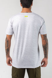 VAST Aqua Terra Elements Tech Tee 模特兒穿著展示 淺灰色