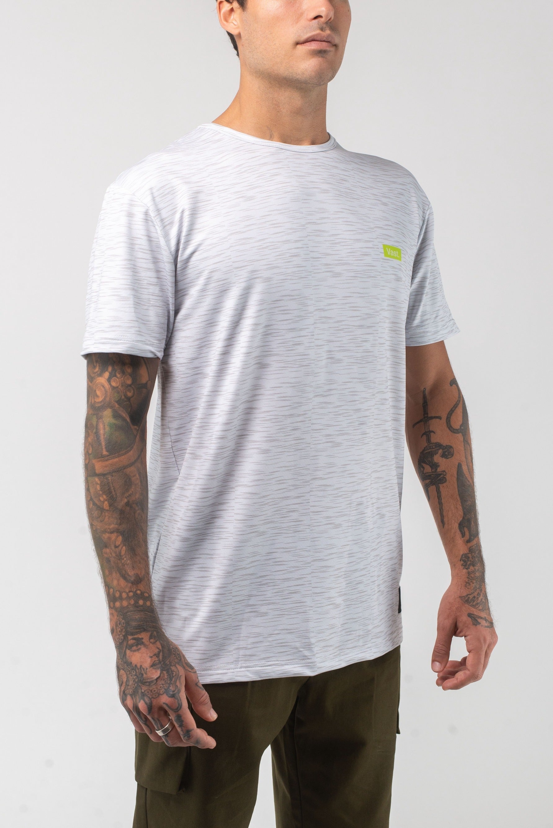 VAST Aqua Terra Elements Tech Tee 模特兒穿著展示 淺灰色