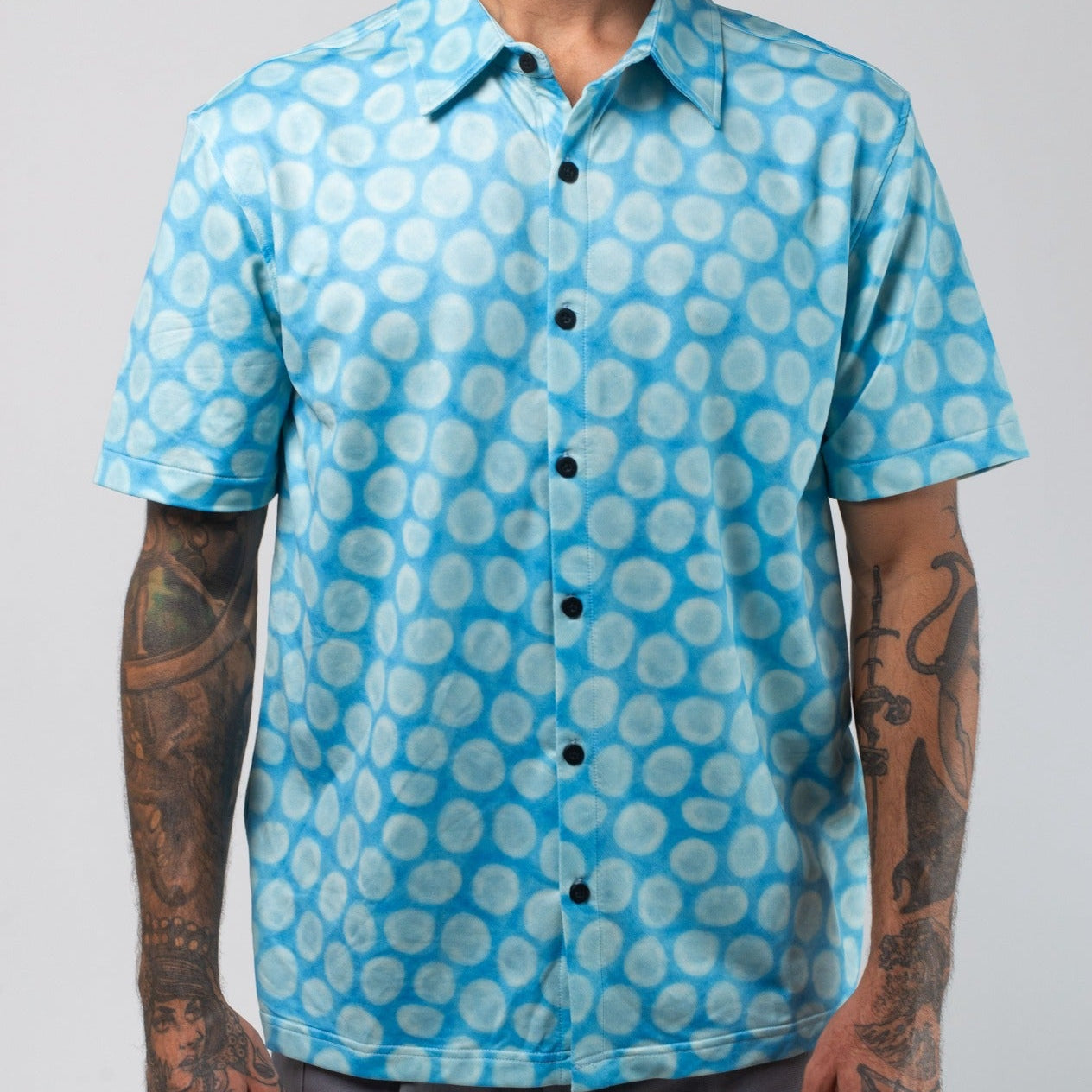 VAST Aqua Terra Mid Century Modern Tech Button Up 模特兒穿著展示 綠