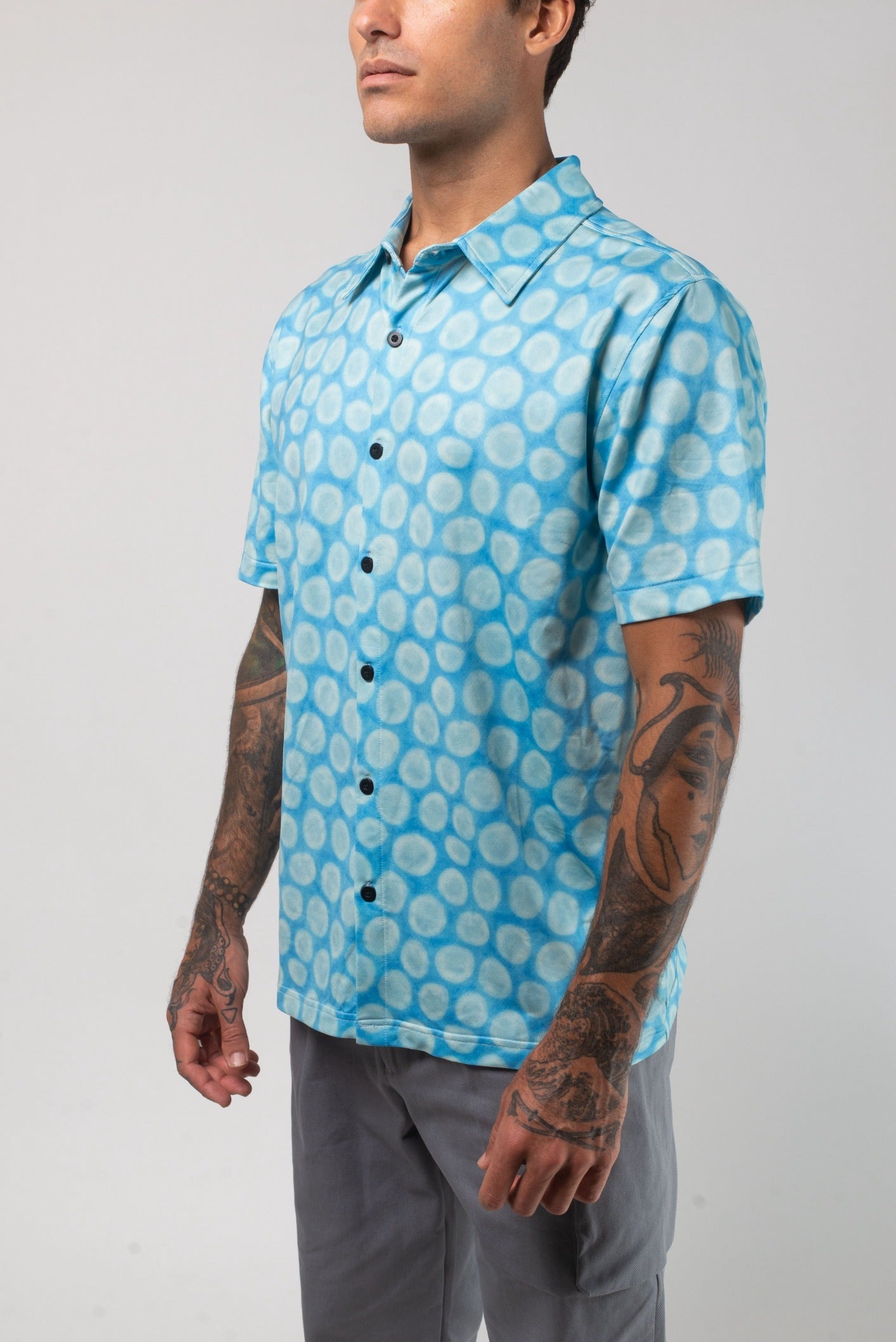 VAST Aqua Terra Mid Century Modern Tech Button Up 模特兒穿著展示 綠