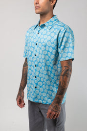 VAST Aqua Terra Mid Century Modern Tech Button Up 模特兒穿著展示 綠