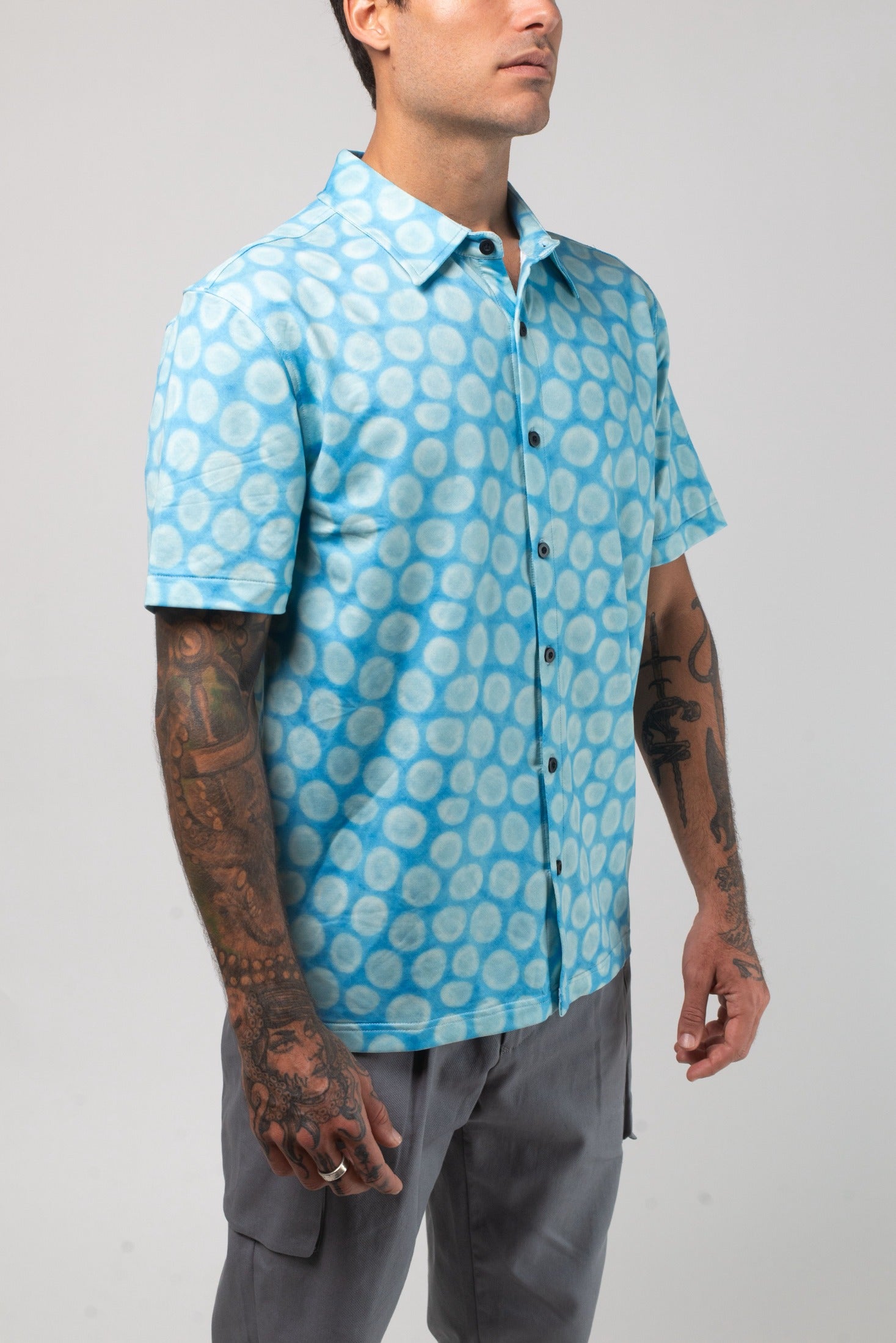 VAST Aqua Terra Mid Century Modern Tech Button Up 模特兒穿著展示 綠