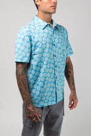 VAST Aqua Terra Mid Century Modern Tech Button Up 模特兒穿著展示 綠